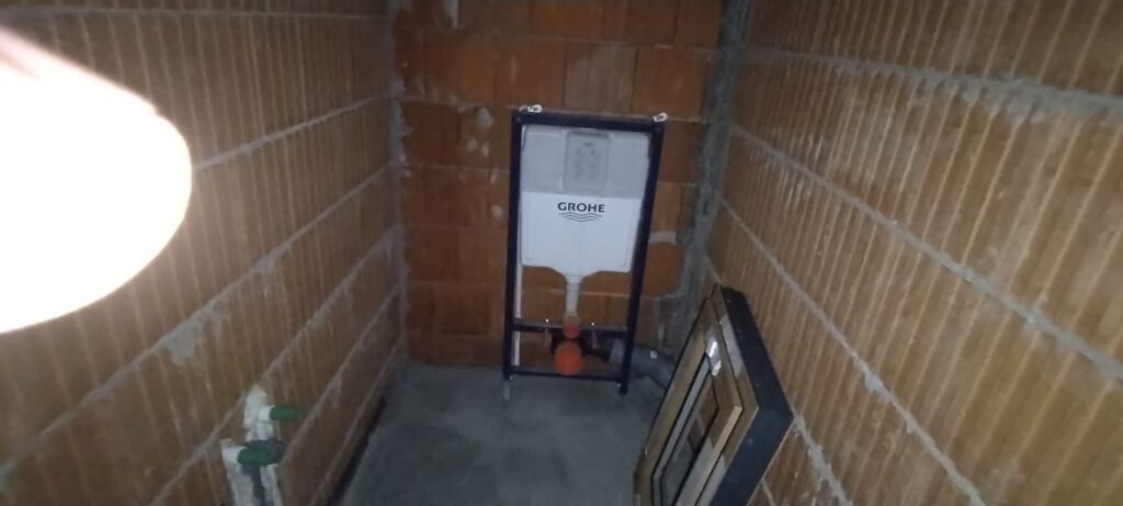 Montarea rezervorului încastrat Grohe pentru grupul sanitar, înaintea finisajelor
