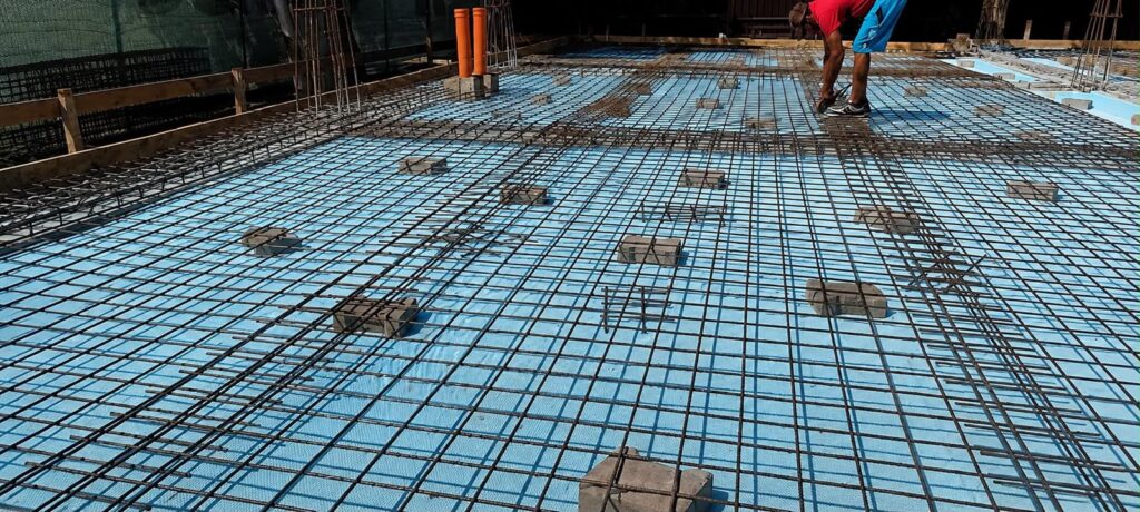 Plasa de armătură a plăcii, cu distanțieri pentru acoperirea cu beton
