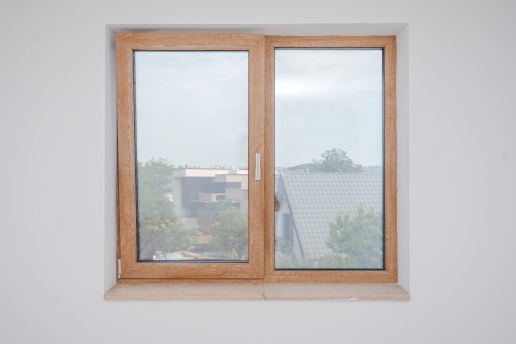 Tâmplăria cu aspect de lemn și geamuri generoase pentru lumină naturală